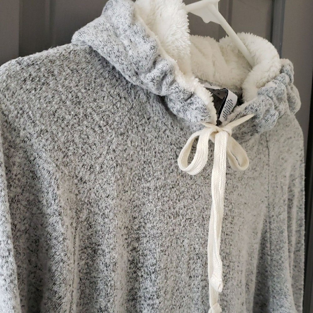 Arizona Jean Company Gray Sweater with White Accents